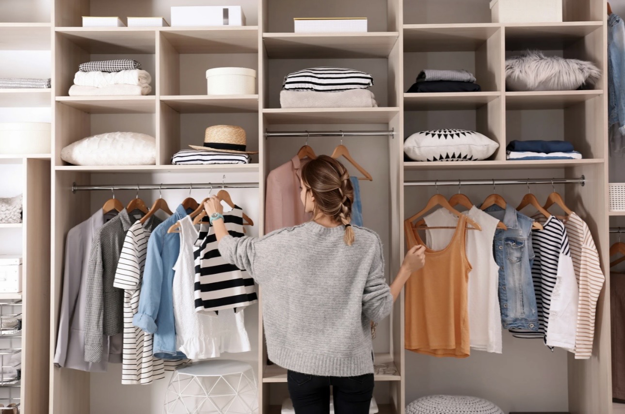 Ordentliches Wohnzimmer mit Regalwand